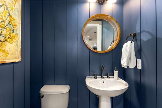 200 River Vista Dr Unit 426, Atlanta, GA 30339 - half bath featuring toilet, a sink, and a decorative wall