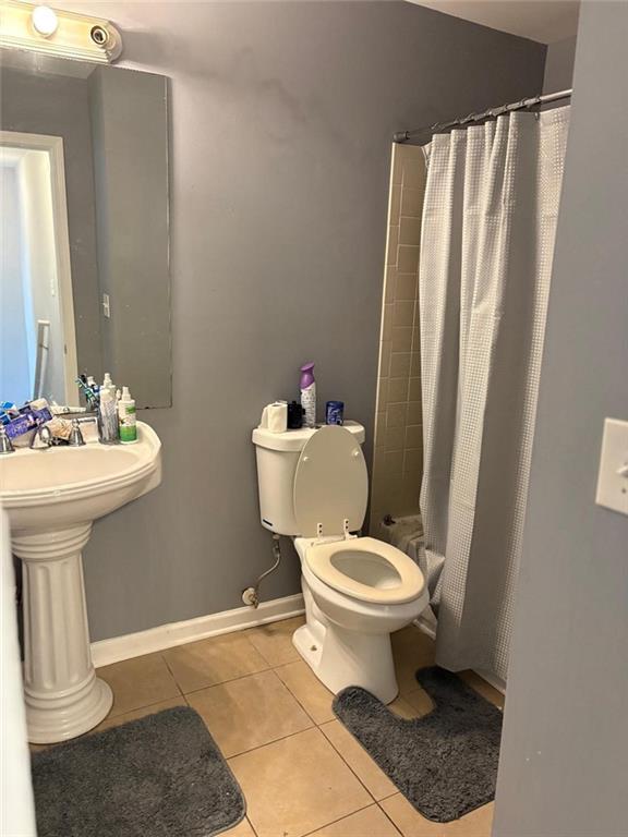 4701 Flat Shoals Rd Unit 37E, Union City, GA 30291 - bathroom featuring tile patterned flooring, toilet, a shower with shower curtain, and baseboards