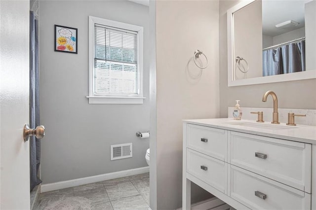 bathroom featuring toilet, a shower with shower curtain, and vanity