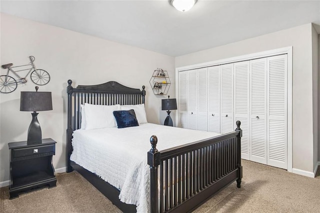 bedroom featuring carpet flooring and a closet