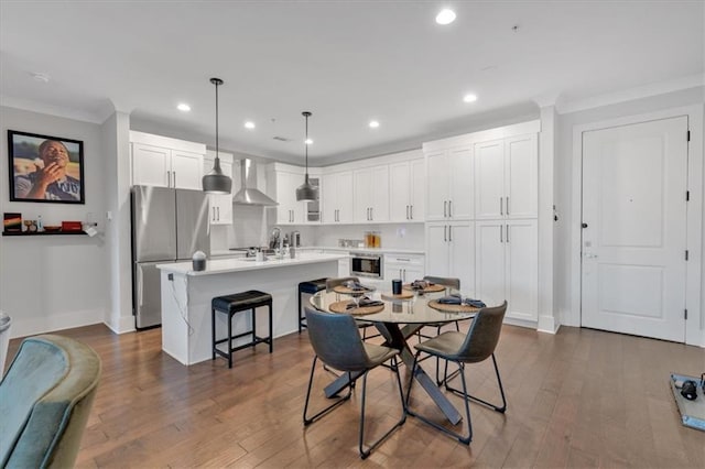 6890 Peachtree Dunwoody Rd Unit 303, Atlanta, GA 30328 - dining space with ornamental molding, dark wood-style flooring, baseboards, and recessed lighting