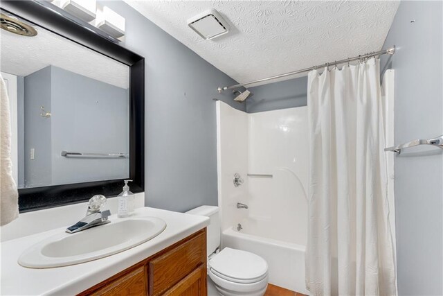 unfurnished bedroom featuring lofted ceiling, light hardwood / wood-style flooring, a closet, and ceiling fan