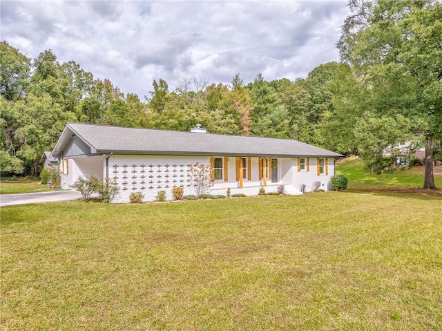 ranch-style house featuring a front yard and covered porch