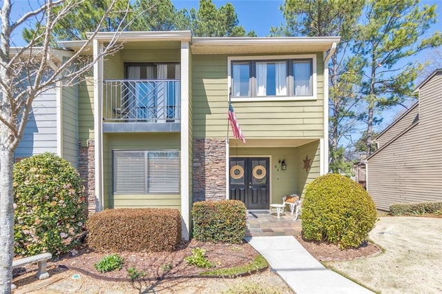 townhome / multi-family property featuring a balcony