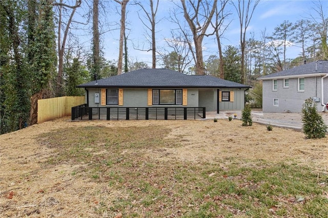 view of front of house featuring a front yard