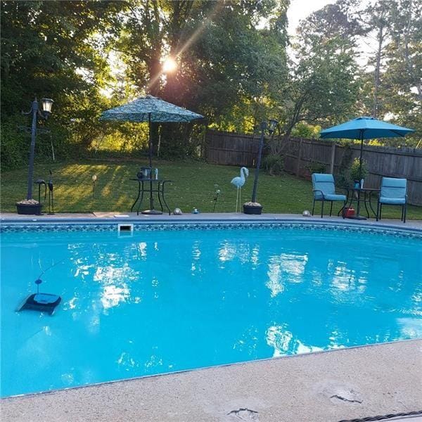 view of swimming pool