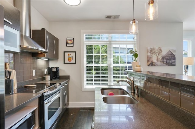 1300 Dekalb Ave NE Unit 731, Atlanta, GA 30307 - kitchen featuring stainless steel appliances, a sink, plenty of natural light, and baseboards