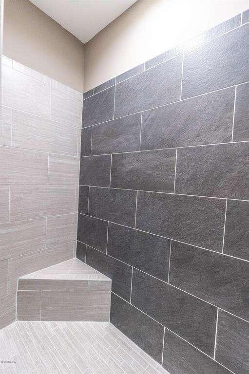 full bathroom featuring a tile shower