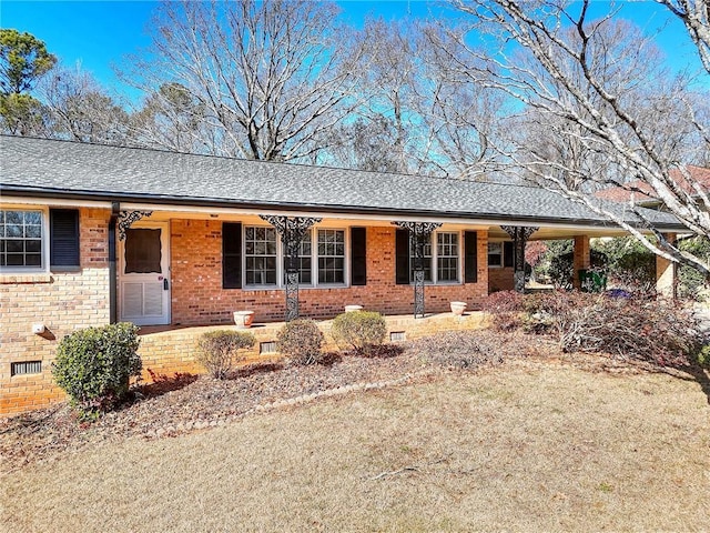 single story home with a front lawn