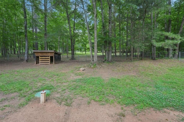 view of yard featuring an outdoor structure
