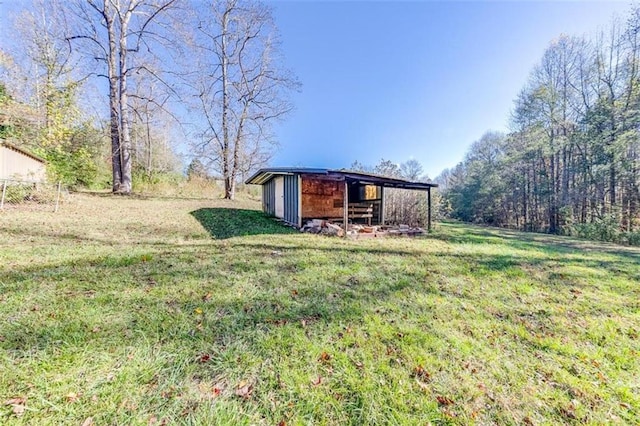 view of yard featuring an outdoor structure