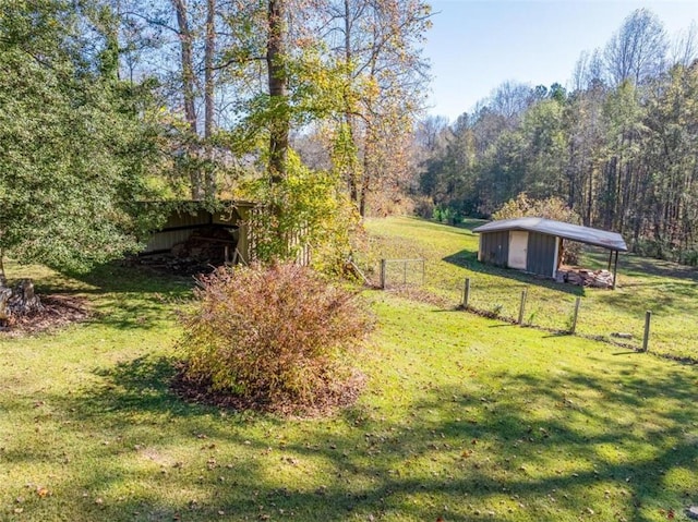 view of yard with an outbuilding