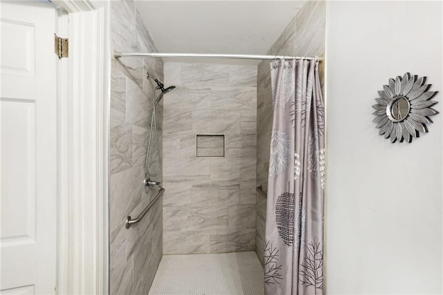 bathroom featuring a tile shower