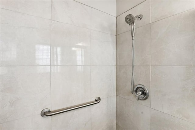 full bathroom featuring a tile shower