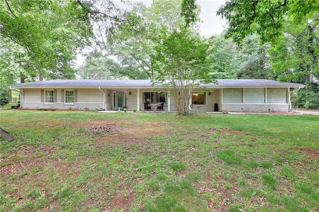 ranch-style home featuring a front lawn