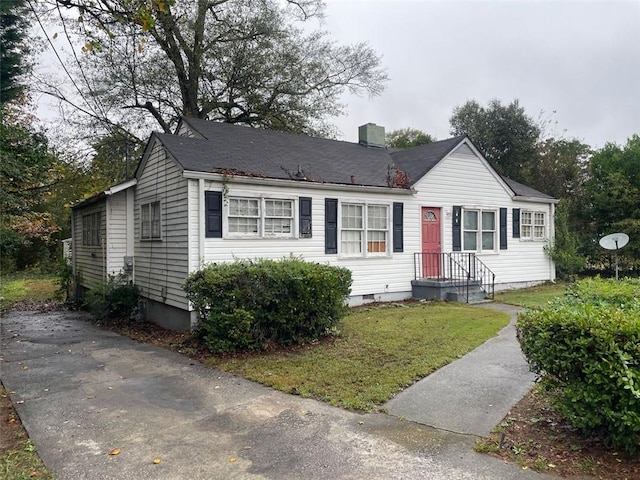 view of front facade with a front yard