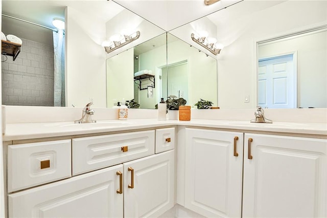 bathroom featuring a shower with shower curtain and vanity