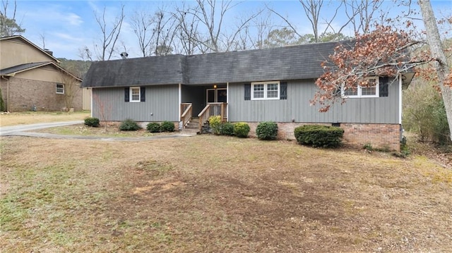 ranch-style home featuring a shingled roof