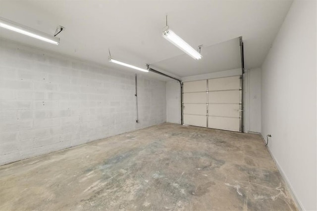 127 Roe Hampton Ln, Stone Mountain, GA 30087 - garage featuring concrete block wall