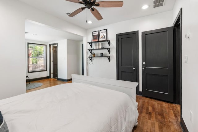 bedroom featuring ceiling fan, dark wood-style flooring, recessed lighting, and visible vents