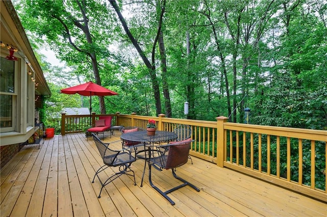 deck with outdoor dining space