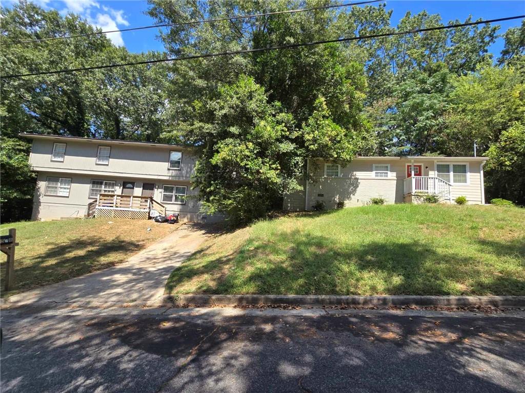 view of front of property featuring a front lawn