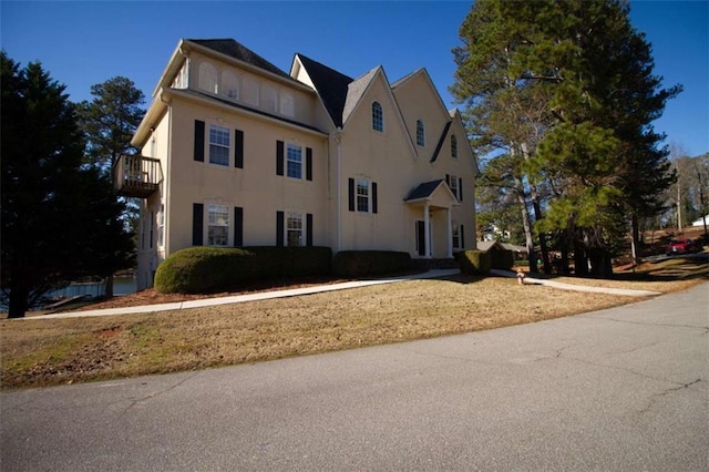 view of front of property featuring a balcony