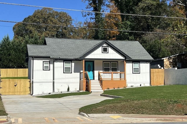 view of front facade with a front lawn and covered porch