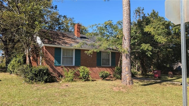 view of front of home featuring a front lawn