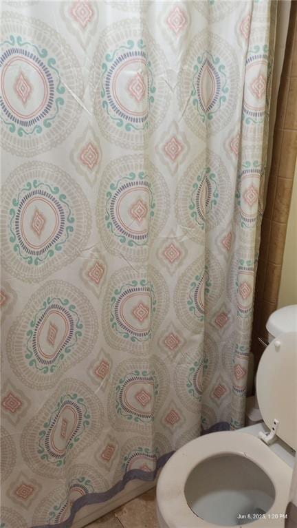 80 Place Fontaine, Lithonia, GA 30038 - bathroom with toilet and curtained shower