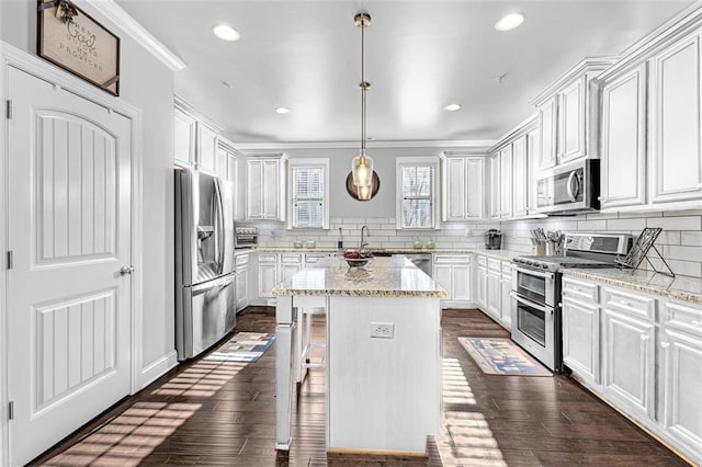 kitchen featuring stainless steel appliances, dark wood-type flooring, a breakfast bar area, and tasteful backsplash