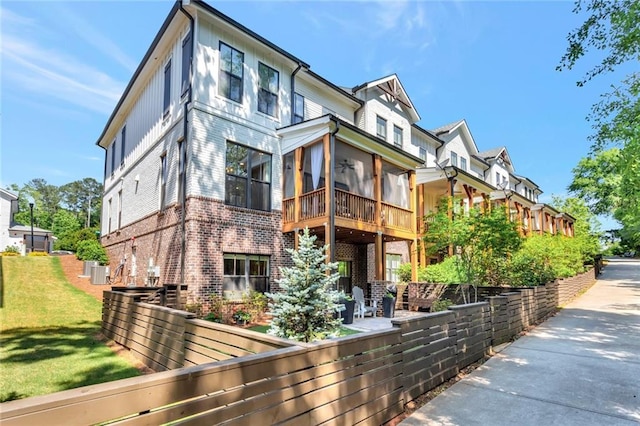 view of front of home featuring a front yard