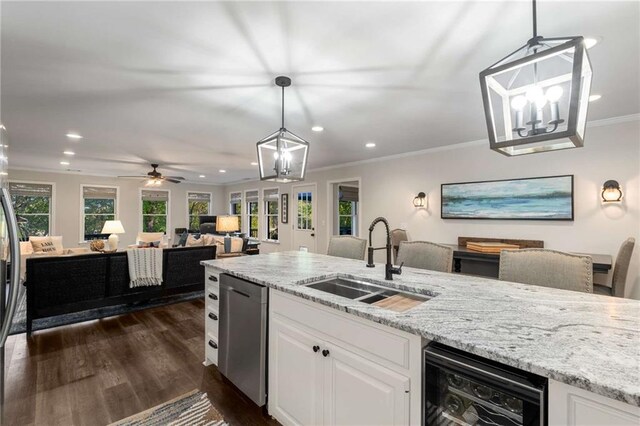 living room with visible vents, a ceiling fan, dark wood-style floors, and recessed lighting