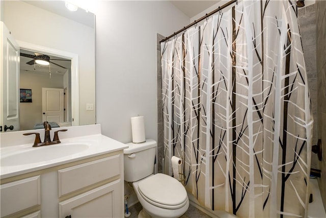 full bath with vanity, toilet, a shower with curtain, and a ceiling fan