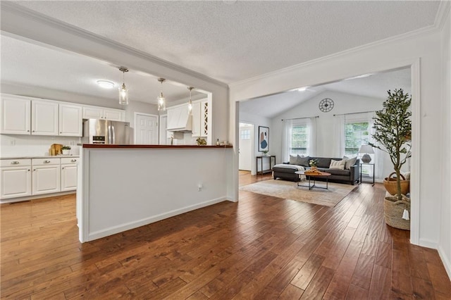 2986 Edenberry Ln NW, Kennesaw, GA 30152 - living area featuring crown molding, hardwood / wood-style floors, a textured ceiling, and lofted ceiling