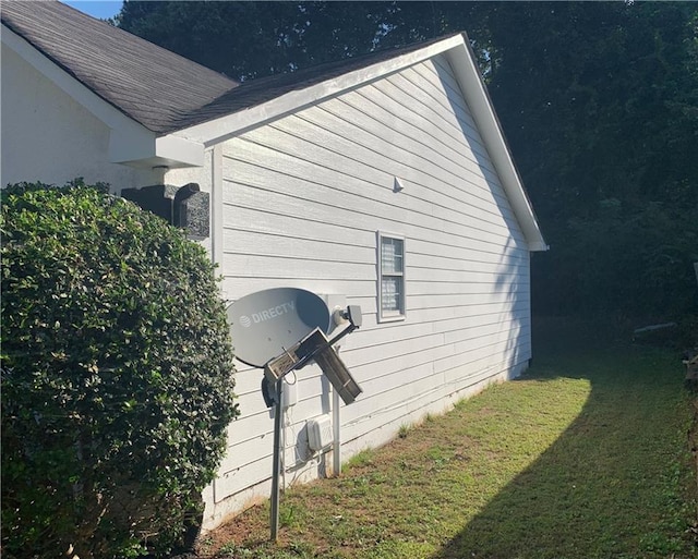 view of side of property featuring a lawn