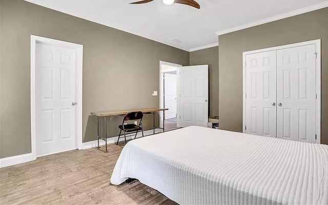 bedroom with ornamental molding, a closet, light wood-style floors, baseboards, and ceiling fan