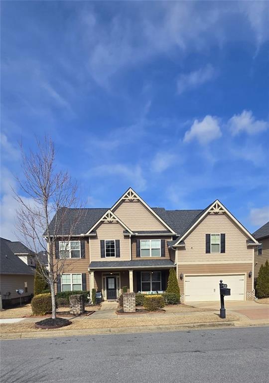 view of front facade with a garage and driveway