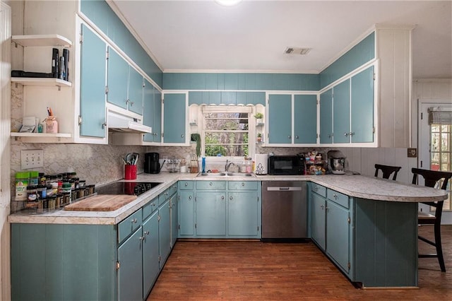 kitchen featuring black appliances, under cabinet range hood, open shelves, a sink, and a peninsula