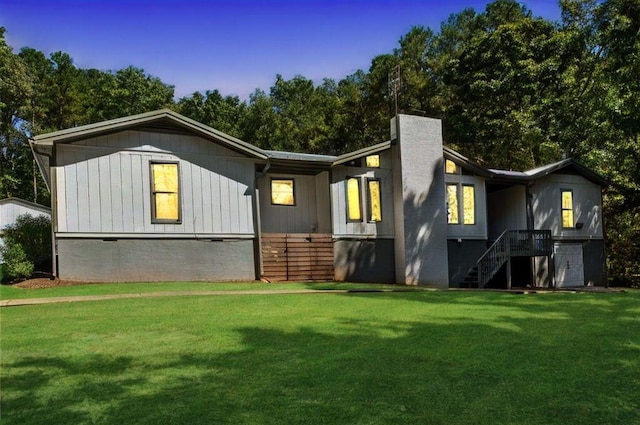 back of house featuring a lawn