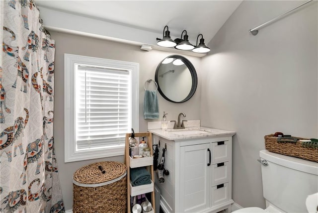 full bath with vanity, curtained shower, and toilet