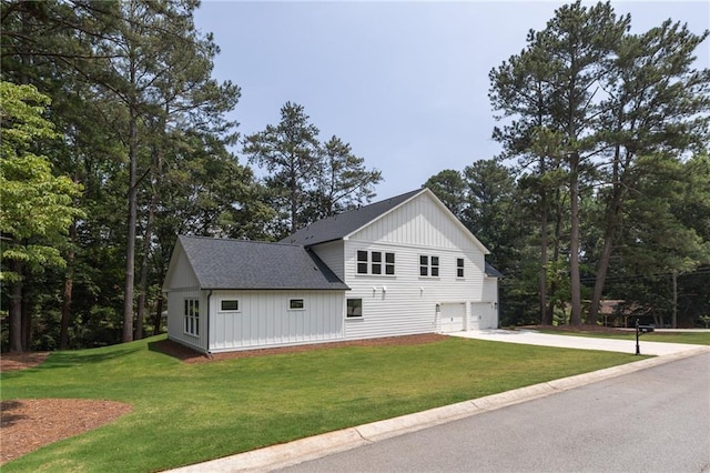 view of front of home featuring a front yard and a garage