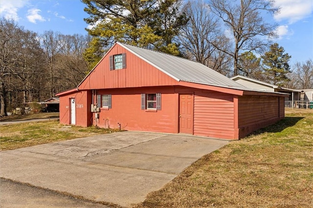 garage featuring a lawn