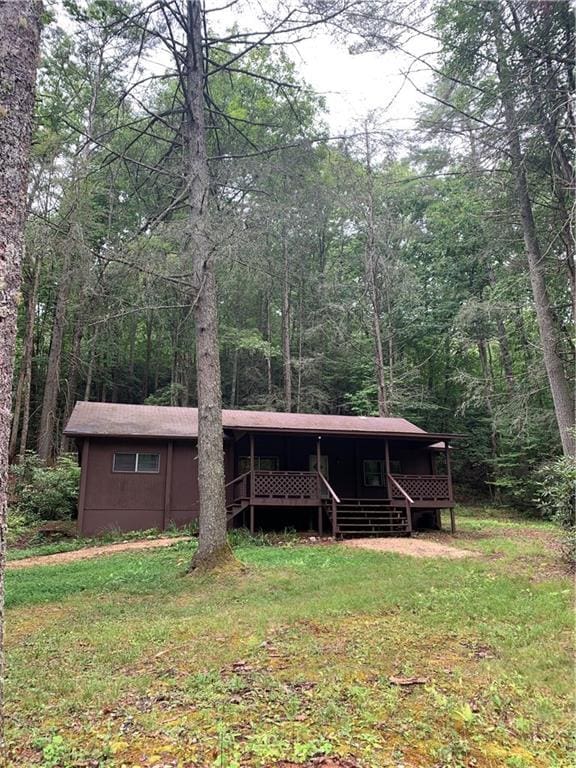 view of front of property featuring a front yard