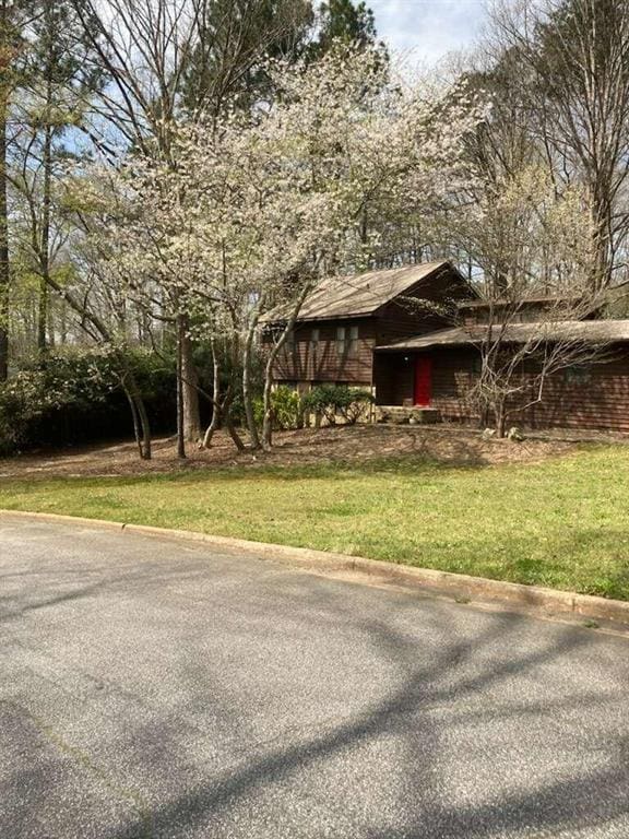 view of front of property featuring a front yard