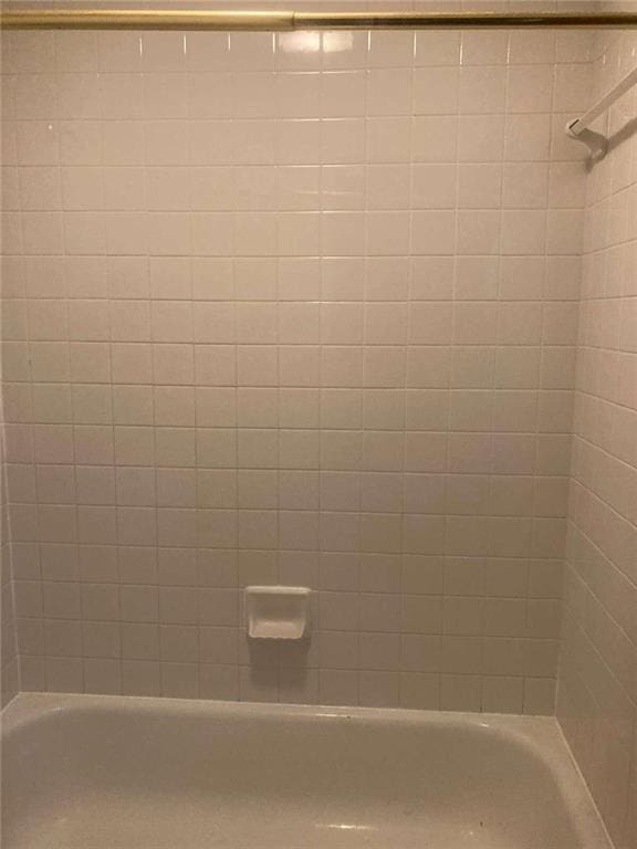 full bathroom with washtub / shower combination