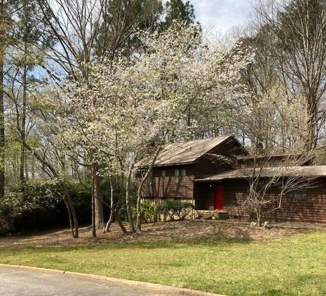 view of front of property with a front lawn
