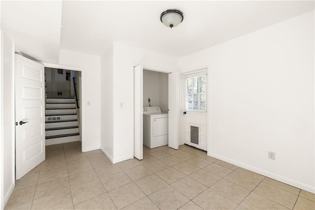 laundry room with washer / clothes dryer and light tile patterned floors