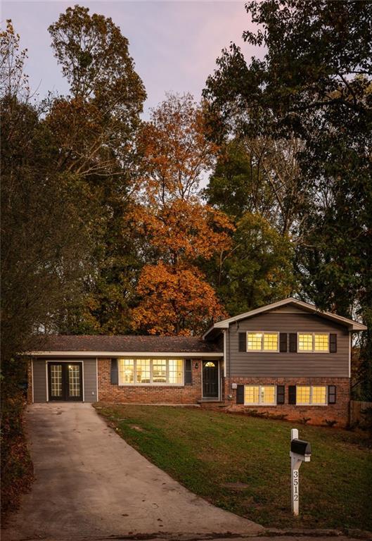 split level home featuring a front yard