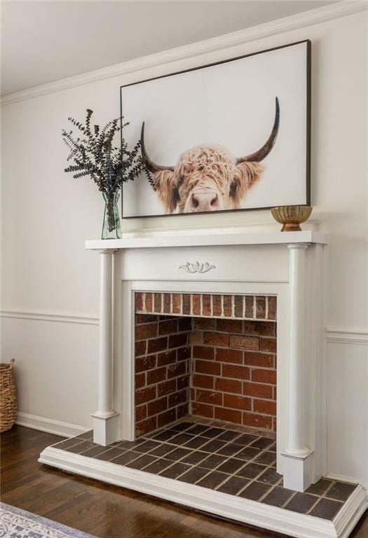 room details featuring ornamental molding and wood-type flooring